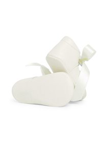 Weiße Ballettschuhe aus glattem Leder, mit einem quadratischen Absatz, Satinschnürbändern und einer abgerundeten Spitze. Die Sohle hat eine flache Ausführung.