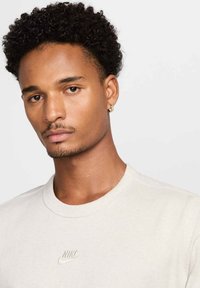 Nike Sportswear TEE - Osnovna majica kratkih rukava - light bone heather