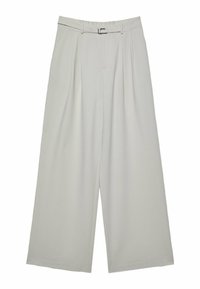 Pantalons larges gris clair avec une texture lisse, dotés d'une taille ceinturée et de deux plis à l'avant. Le tissu a un léger éclat.