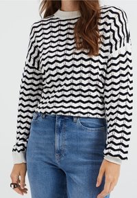 WE Fashion Pullover - white