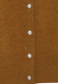 Cardigan lavorato a maglia marrone con cinque bottoni circolari, decorati con gemme, sul davanti. La texture è morbida e il design è semplice e lineare.