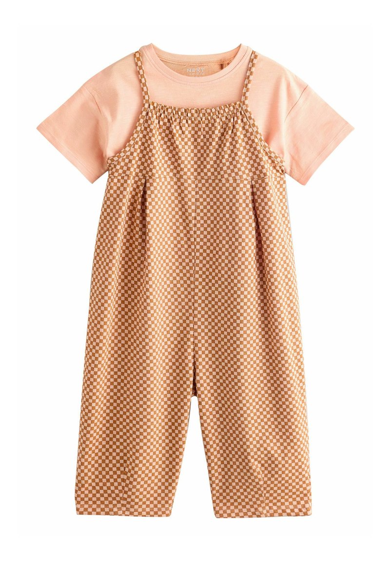 Haut rose à manches courtes avec une salopette à motif à carreaux marron, comportant des bretelles réglables, une taille froncée et des jambes larges.