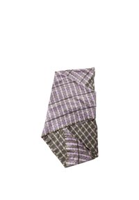 Écharpe à motif avec un design en damier gris et violet. Fabriquée en tissu doux avec une texture légère. Forme rectangulaire, pliée.