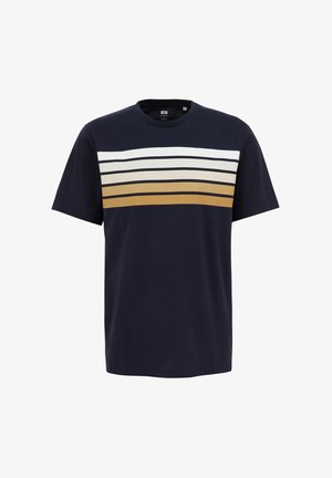 Maglietta blu navy in cotone, con strisce orizzontali bianche, grigie chiare e giallo senape sul petto. Collo a giroclassico.