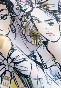 Módna ilustrácia zobrazujúca dve ženské postavy obrysy v čiernej farbe, s farebnými detailmi; obsahuje kvetinové vzory a zlaté akcenty.