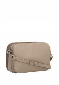 Beige Leder Umhängetasche in rechteckiger Form, mit Reißverschluss und verstellbarem Riemen. Glatte Textur mit silberfarbenen Hardware-Akzenten.