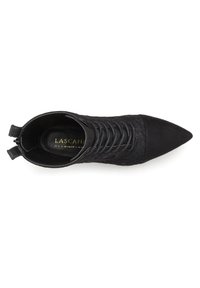 Bota negra hasta el tobillo con punta afilada, parte delantera con cordones, material texturizado y acentos suaves. Cuenta con un tirador en la parte posterior para facilitar su puesta.