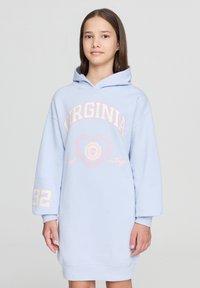 Jasnoniebieska sukienka z kapturem, z długimi rękawami, z pastelowym graficznym tekstem oraz numerem "32" na rękawie. Wykonana z miękkiego materiału.