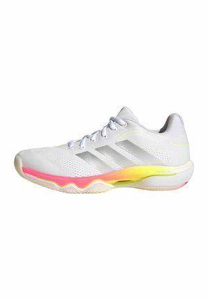 Zapatilla deportiva blanca con rayas grises, parte superior de malla y suela degradada en tonos rosa, naranja y amarillo.