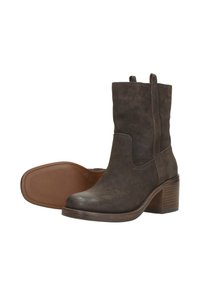 Bruine leren enkellaarsjes met een blokhak, voorzien van een gladde textuur en zijstiksels. Rondere neus en aantreklussen voor eenvoudig aan- en uittrekken.