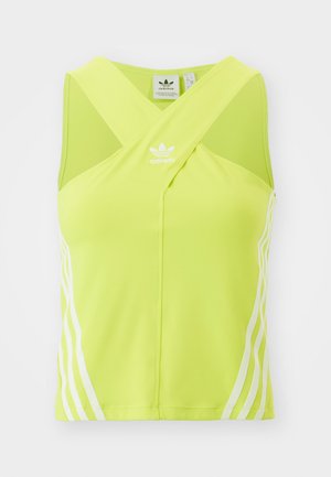 Limetkově zelený sportovní top bez rukávů s kříženým předním designem, bílým logem Adidas a třemi bílými pruhem na levé straně. Hladká textilie.