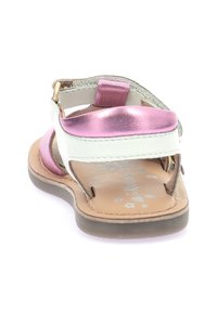 Sandalias de cuero rosa y blanco con un acabado metálico; diseño de punta abierta, correa ajustable y estampado floral en la plantilla.