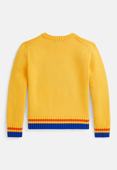 Strikket gul genser med rund hals, ribbestrikkede mansjetter og kant, med striper i blått, oransje og gult nederst.