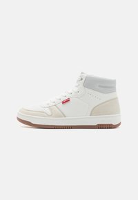 Sneaker alta con una toma in pelle bianca, dettagli in grigio chiaro, particolari perforati e una suola in gomma marrone. Etichetta con logo rosso sul lato.