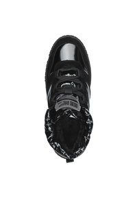Bottine noire avec un dessus en vernis brillant, un col rembourré et des lacets noirs texturés, dotée d'une doublure intérieure douce.