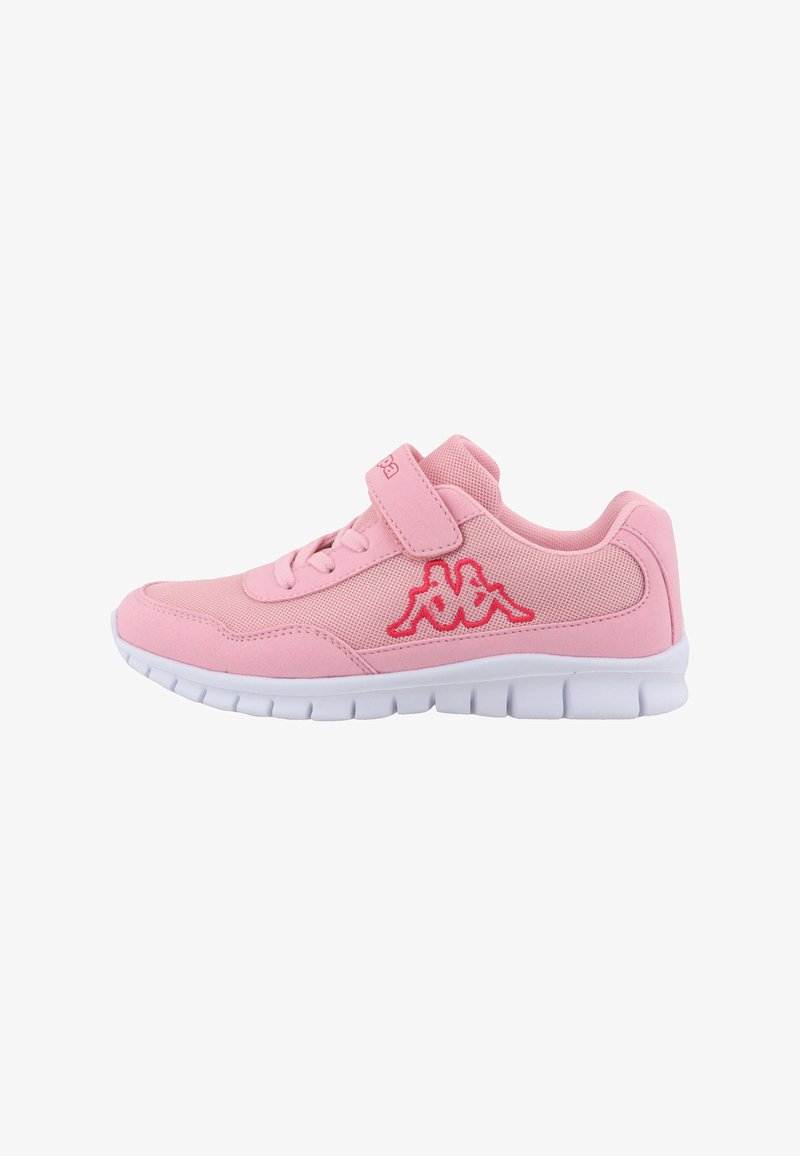 Baskets de sport roses pour enfant avec bride Velcro, dessus en mesh, logo rouge sur le côté, et semelle blanche flexible.