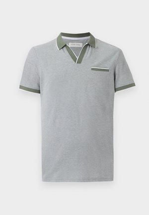 Polo à manches courtes gris clair avec col vert olive, bordures des manches, finition en V et petite poche poitrine.
