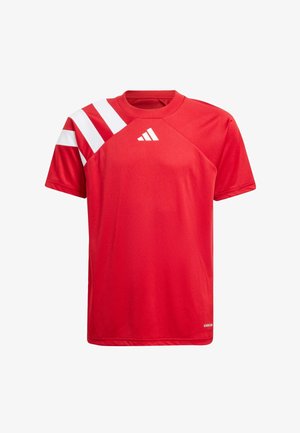 T-shirt atlético vermelho com riscas diagonais brancas no ombro esquerdo. Feita de um tecido leve, apresenta um decote redondo e mangas curtas.