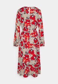 Květnaté šaty s červenými a modrými květinami na béžovém pozadí, s dlouhými rukávy, klíčovou zadní částí a volánkovým lemem.