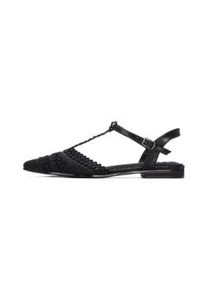 Zapato slingback plano negro con punta puntiaguda. Presenta tela texturizada con patrones florales y una correa con hebilla en el tobillo.