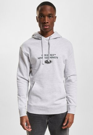 Grå hoodie med justerbare snore, frontlomme og sort "ORIGINALS NINETY" grafik på brystet. Glat stof, afslappet pasform.