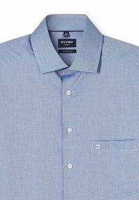 Hellblaues Herrenhemd mit Muster, spitzem Kragen, weißen Knöpfen an der Vorderseite und einer Brusttasche mit kleinem weißem Logo.