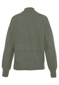 Maglione verde a maglia con colletto alto, maniche lunghe e polsini a costina. Texture liscia, vestibilità leggermente oversize e senza motivi visibili.