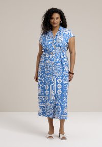 Rochie midi cu un model albastru și alb, cu guler, mâneci scurte, talie accentuată printr-un brâu și motive florale pe tot materialul.