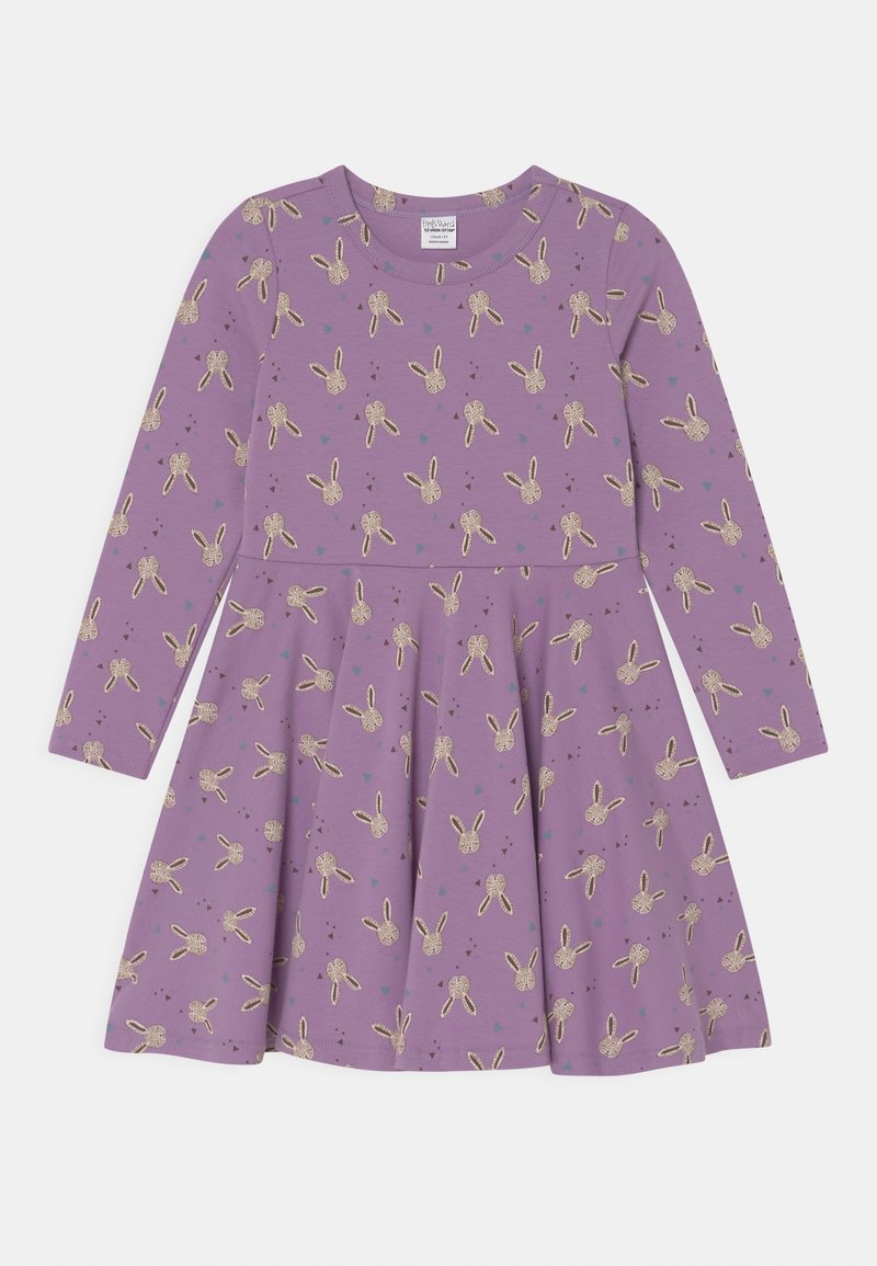 Fioletowa sukienka dziecięca z długim rękawem i rozkloszowanym dołem, ozdobiona wzorem beżowych głów królików oraz małych niebieskich i brązowych trójkątów.