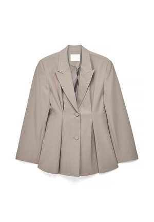 Bež prilagojen blazer s poudarjenimi ovratniki, z dvema gumboma spredaj in nabranimi detajli. Narejen iz gladkega blaga z urejeno obliko.