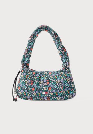 Skuldertaske i sort stof med blomsterprint, udstyret med en polstret hank, lynlås og en lille logo-patch foran.