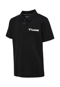 Svart polotröja i strukturerad tyg, med ribbad krage, tre knappar och en vit "hummel"-logotyp på bröstet.