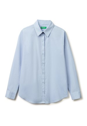 Jasnoniebieska koszula na długi rękaw z guzikami i ostrym kołnierzykiem, rozłożona na płasko na białym tle.