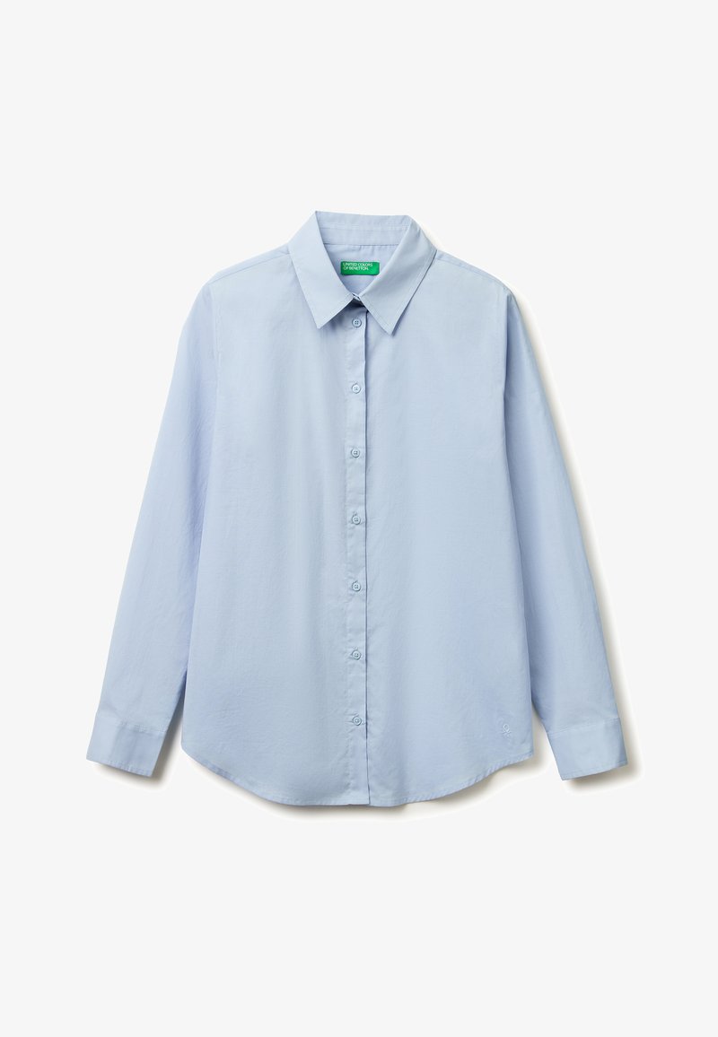 Lichtblauw overhemd met lange mouwen en knoopsluiting, met een puntkraag, plat gelegd op een witte achtergrond.