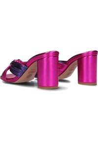 Paarse en roze satijnen hoge hak sandalen met een chunky hak en gekruiste bandontwerp, met een gladde textuur en glanzende afwerking.
