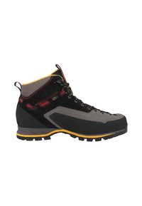 Bota de senderismo negra y gris hecha de ante y material sintético, con una suela amarilla, acentos rojos y un diseño de tobillo alto con cordones.