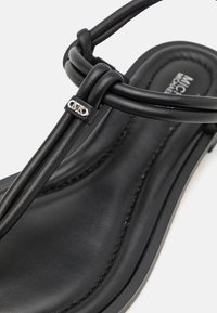 MICHAEL Michael Kors ASTRA THONG - Sandale cu baretă între degete - black