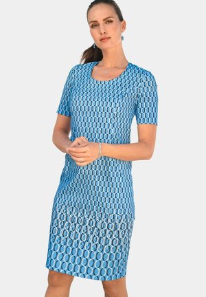Robe bleue à manches courtes avec un motif ovale, au tissu lisse et à la coupe mi-genoux. Accentuée par un design de décolleté simple.