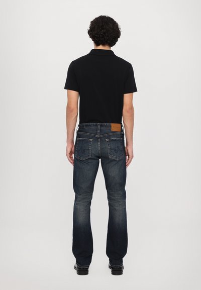 Must-haves on musthave polo särk ja tumesinised teksad. Teksadel on pruun nahkpatch vööl ja kaunid tikandid tagakottidel.