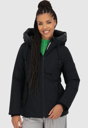 Veste noire isolée avec capuche, fermeture éclair et poches. Tissu épais, texture lisse et cordon de serrage autour de la capuche.