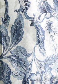 Tissu à motifs présentant des designs floraux et de feuilles en bleu foncé sur un fond clair et texturé. Éléments de conception luxueux et fluides.
