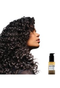 Botella de L'Oréal Absolut Repair Molecular Oil con un dispensador negro, que presenta un cuerpo transparente y un líquido amarillo. Modelo con cabello negro rizado y voluminoso.