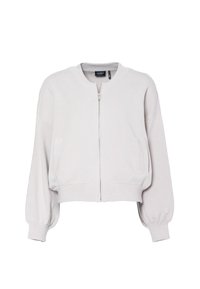 Chaqueta bomber de color gris claro con cierre de cremallera, mangas largas abullonadas, puños acanalados, dos bolsillos frontales y un cuello acanalado.