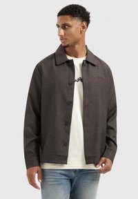Donkergrijze button-up jas van gestructureerde stof, met een recht gesneden silhouet, puntige kraag en voorzakken.