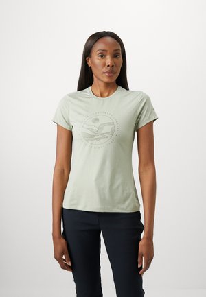 Lichtgroene T-shirt met korte mouwen en een ronde hals, met in het midden een lijntekening van een berg en zon. Gladde stoftextuur.
