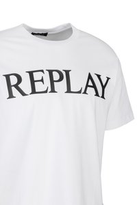 Bílé bavlněné tričko se výrazným černým logem "REPLAY" na hrudi, kulatým výstřihem a krátkými rukávy. Hladká textura.