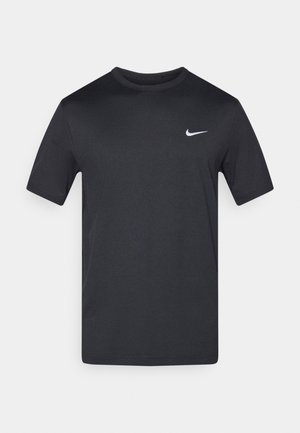 Juoda Nike trumpomis rankovėmis marškinėliai iš lengvos medžiagos, su mažyliu baltu logotipu viršutiniame kairiajame kampe.