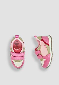 Rosa und grüne Wildleder-Babyschuhe mit Klettverschluss, runder Zehenform und kontrastierenden Akzenten; strukturierte Sohle für besseren Halt; Markenetikett an der Ferse.