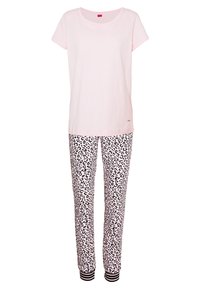 Lichtroze katoenen T-shirt met korte mouwen, gecombineerd met zwart-witte luipaardprint broeken met gestreepte boorden bij de enkels.