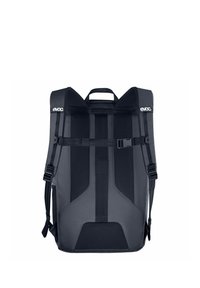 Zaino ergonomico nero con spallacci imbottiti, fibbia regolabile sul petto e dettagli in tessuto testurizzato. Presenta un design strutturato per offrire supporto.